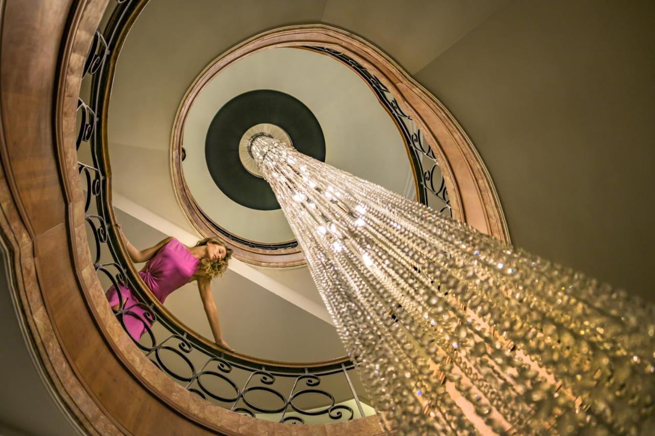 Grand Hyatt Amman Hotel Ngoại thất bức ảnh The spiral staircase