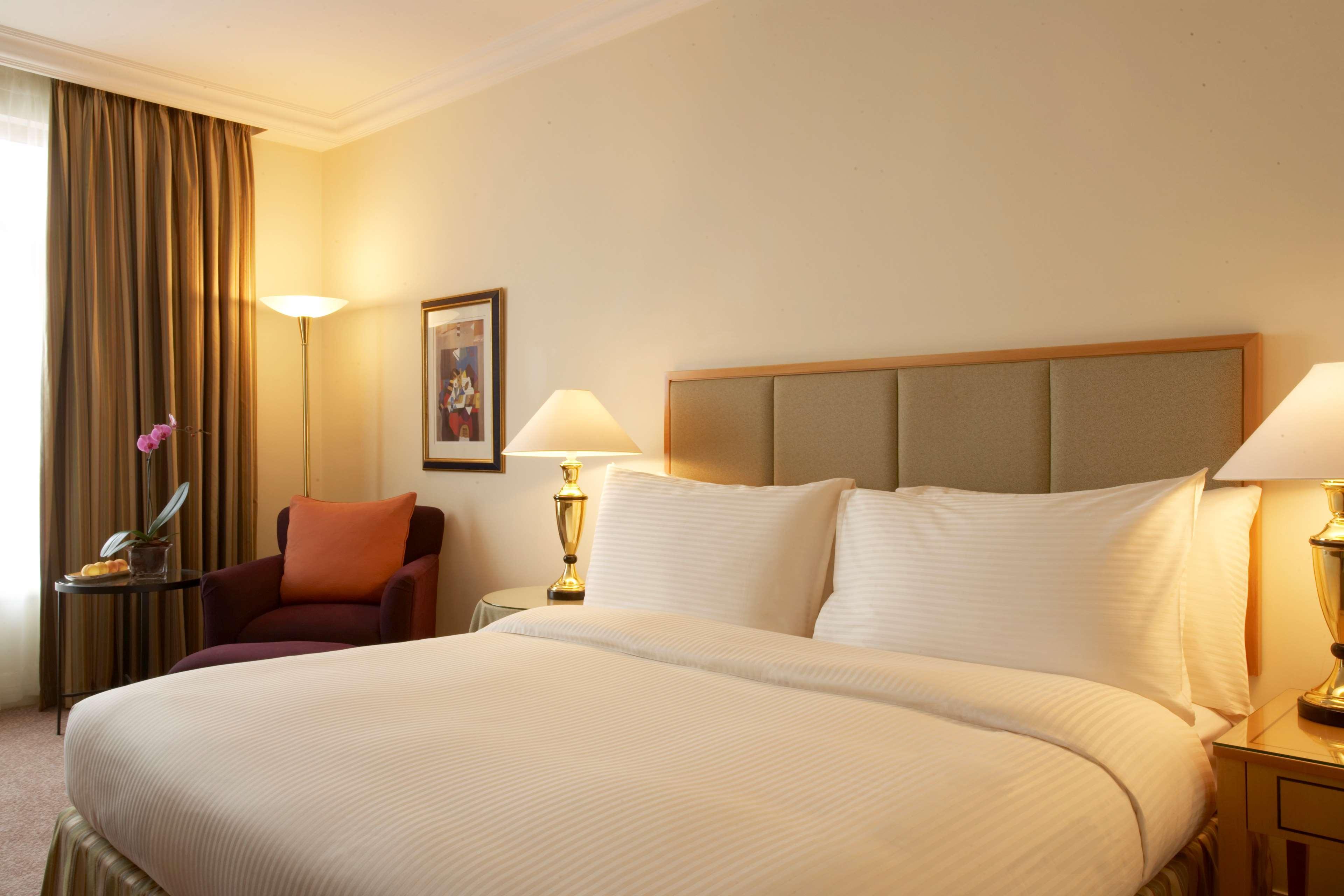 Grand Hyatt Amman Hotel Ngoại thất bức ảnh A bedroom at the hotel