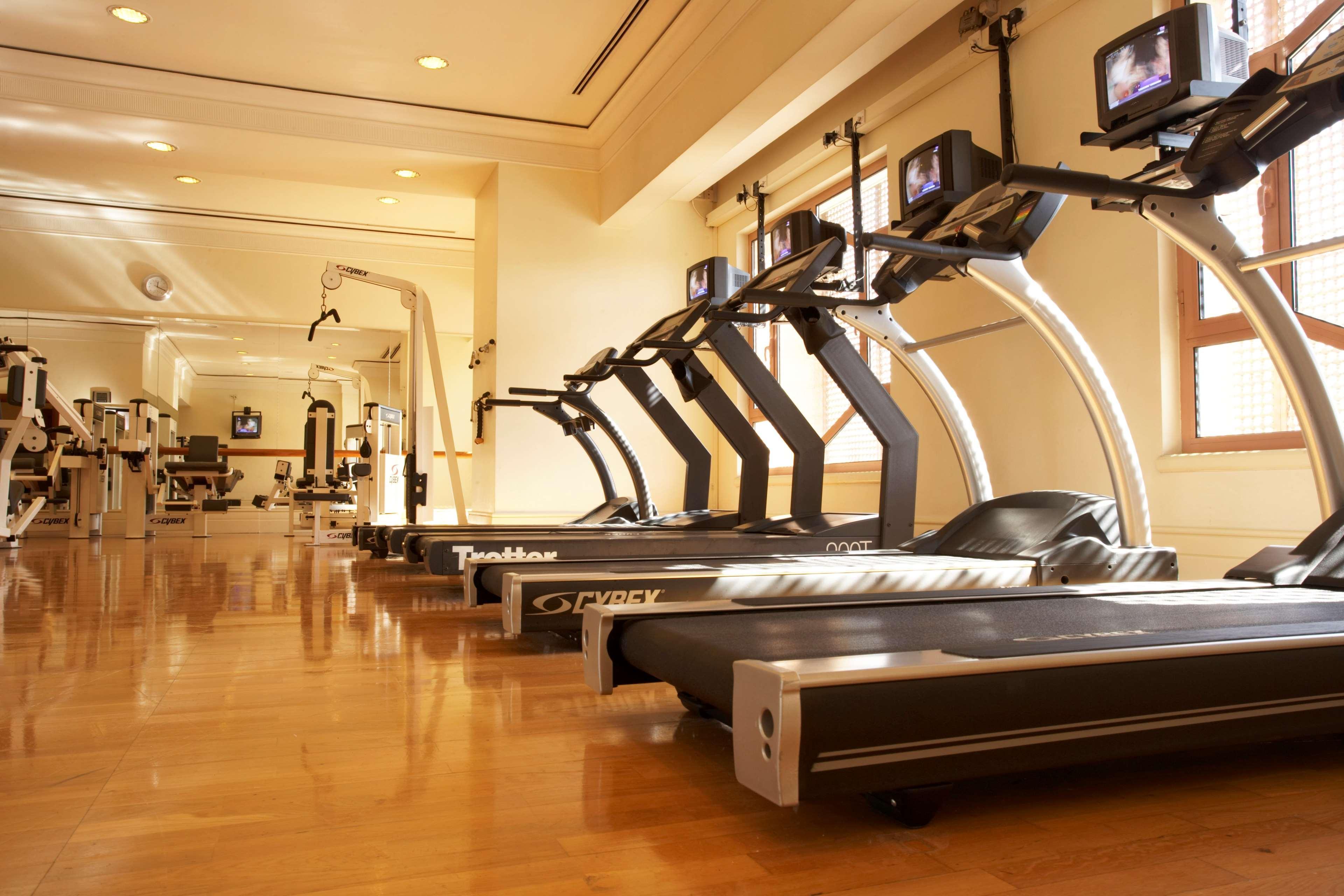 Grand Hyatt Amman Hotel Ngoại thất bức ảnh A row of treadmills