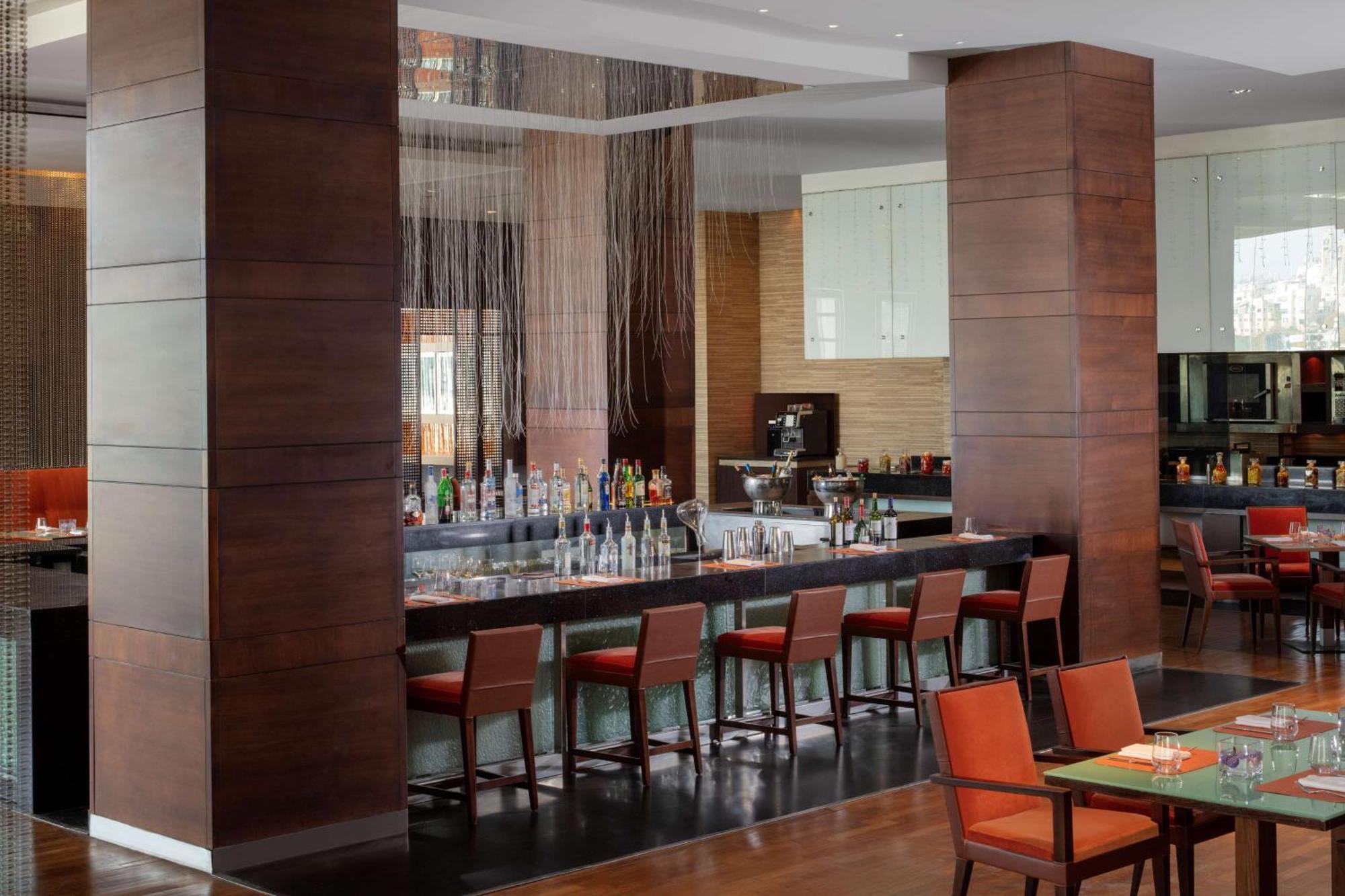 Grand Hyatt Amman Hotel Ngoại thất bức ảnh The bar at the hotel